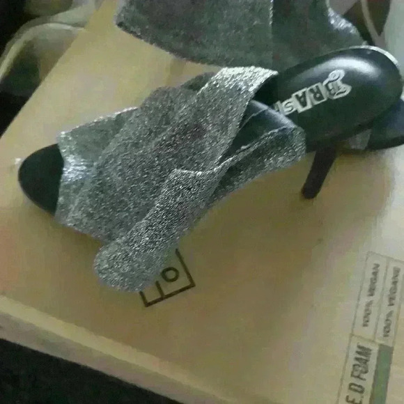 Silver  bootie shoe cut out ties and back size 9 - Picture 4 of 6